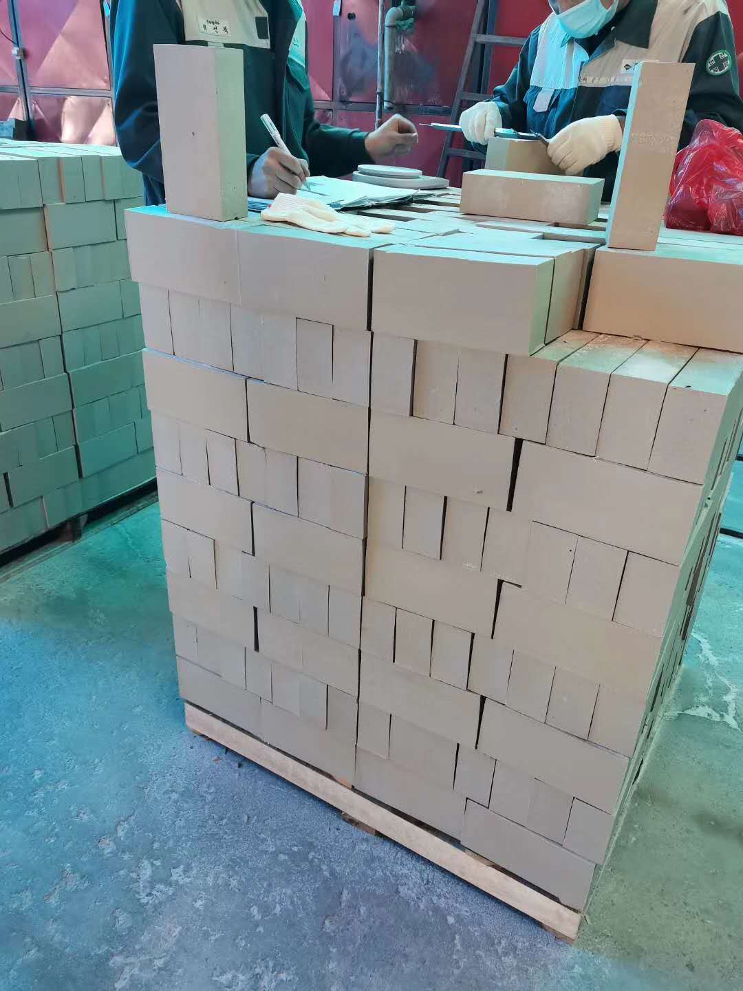 65厚耐酸磚今年處于一直是缺貨狀態(tài)，而且價格高，那么為什么會出現(xiàn)這種情況